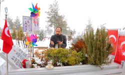 Kahramanmaraşlı depremzede Emre Bozkurt'un kabristan mesaisi: Varken kıymet bilin