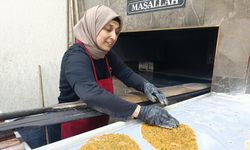 Kahramanmaraşlı Neslihan Usta'nın Azmi: 4 Çocuk Annesi Küreği Eline Aldı