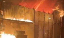 Kahramanmaraş’ta depo bölümü alev alev yandı