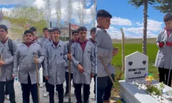 Afşin'de Gençlerden Örnek Davranış: Mezarlık Temizliğinde Seferber Oldular!