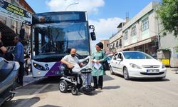 Belediye otobüsü almayınca tekerlekli sandalyesiyle barikat kurdu
