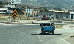 Trafikte beklerken motosiklet üzerinde oynamaya başladı