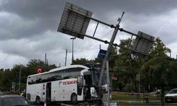Eyüpsultan'da feci kaza! Yolcu otobüsü otomobile çarptı: 30 yaralı