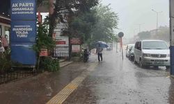Meteoroloji uyarısı sonrası Bursa'da sağanak yolları göle çevirdi