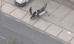 Avcılar'da Reklam Panosu Devrildi: Vatandaş Şans Eseri Kurtuldu