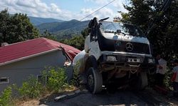 Zonguldak'ta Akılalmaz Kaza: Dev Mikser Evin Çatısına Saplandı!