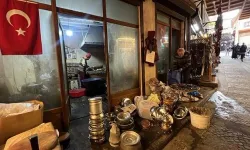 Kahramanmaraş'ta 45 yıllık kalaycı bu sıcaklıkta eskiyen bakırları yeniliyor