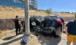 Kahramanmaraş'ta direğe çarpan otomobil hurdaya döndü!