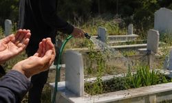 Mezar Üzerine Su Dökmek Ne Anlama Gelir? İslam'a Göre Kabir Ziyareti Rehberi