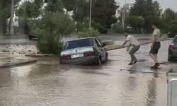 Adıyaman'da Su Hattı Patladı: Asfalt Çöktü, Araç Çukura Düştü