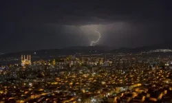 Kahramanmaraş semalarında geceyi gündüze çeviren yıldırımlar
