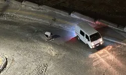 Kahramanmaraş'ta Sürücü Yoldaki Çukuru Taşlarla Kapattı