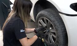 Bursa'da 19 Yaşındaki Azra Oto Tamirhanesinde Ezber Bozuyor