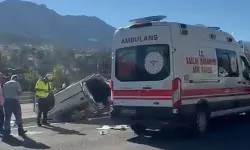 Kahramanmaraş’ta otomobil direğe çarpıp takla attı: 1 ölü, 4 yaralı