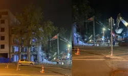 Kahramanmaraş’ın merkezi noktasındaki ağır hasarlı bina yıkılıyor