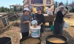 Kahramanmaraş'ta Okuyan Üniversiteliler Aileye Destek Oluyor