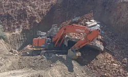 Kahramanmaraş'ta facianın eşiğinden dönüldü: İstinat duvarı iş makinesinin üzerine devrildi