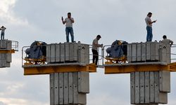 Kahramanmaraş’ta kule vinçte hareketlilik: İşçiler maaşları için çıktı