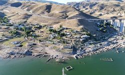Kars’ta baraj suları çekildi, eski köy göründü