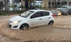 Adıyaman'da Sağanak Yağış Yolları Çöktürdü, Araçlar Hasar Gördü