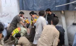 Peşaver'de Okul Çatısı Çöktü: 34'ü Çocuk 35 Kişi Yaşamını Yitirdi