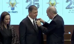 Cemil Tugay AK Parti'ye Geçti: Cumhurbaşkanı Erdoğan Rozet Taktı