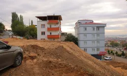 Kahramanmaraş’ta toprak kayması sonrası çöken yol toprakla kapatıldı