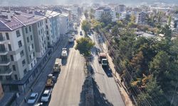 Kahramanmaraş Büyükşehir Ekipleri Elbistan’da Sahada: 1,5 Kilometrelik Bulvar Asfaltlanıyor