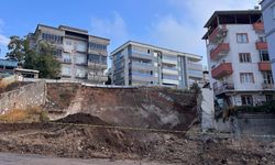 Kahramanmaraş’ta Yol Çöktü: 2 Bina Boşaltıldı, Mahalleli Çözüm Bekliyor