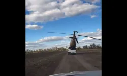 Helikopter taşıyan araç bir anda devrildi! Sürücü son anda kurtuldu