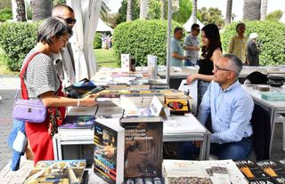 İzmir Kitap Fuarı: Kültürpark'ta Kitapseverlere Eski Günlerin Coşkusunu Yaşatıyor