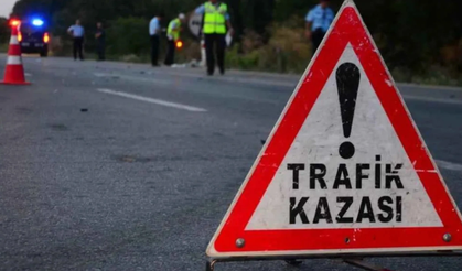 İstanbul-İzmir Otoyolu'nda Yardım Çabası: Kaza Mahalline Çarpan Araçta 3 Ölü, 3 Yaralı