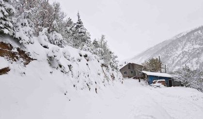 Kahramanmaraş'ın Göksun ilçesi beyaza büründü