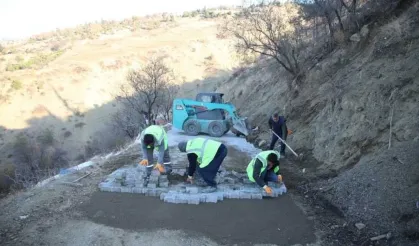 Dulkadiroğlu'nda kırsal mahallelere kilit parke yol çalışması