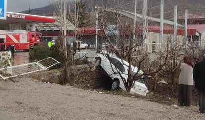 Göksun'da ağaca çarpan otomobilde sürücü yaralandı