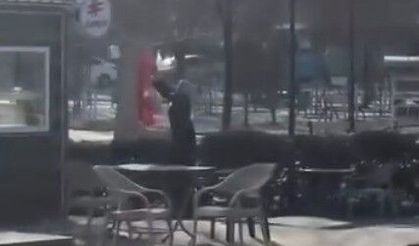 Afşin'de kavgaya sebep olan kadının bayrağı kesmeye çalıştığı anlar kameraya yansıdı