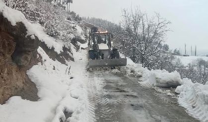 Türkoğlu'nda karla mücadele sürüyor! Ekipler bir dakika bile ara vermedi