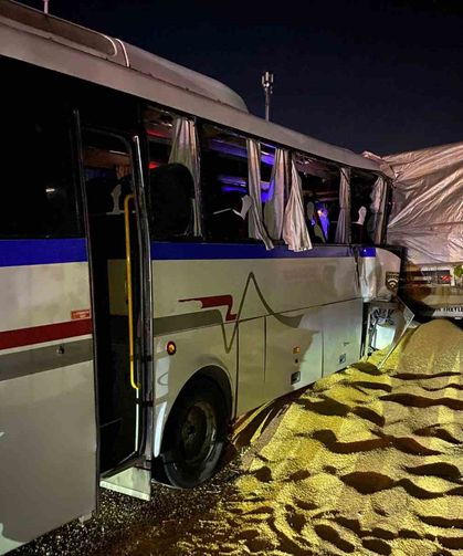Yolun kenarında duran tıra işçi servisi çarptı