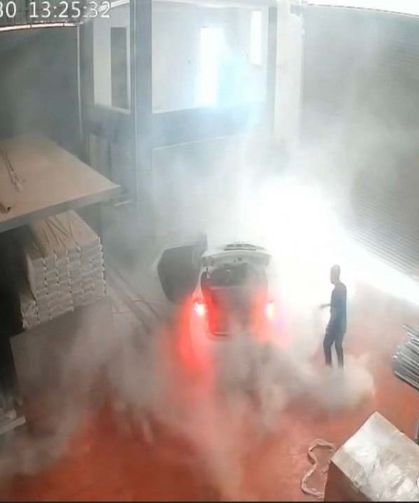Elektrikli Araç Alev Aldı: 2 Saatlik Müdahaleye Rağmen Sönmedi!