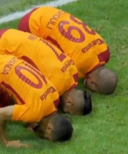 FIFA'dan gol sevincine yeni kurallar! Futbolcu secde ederse yaptırım geliyor