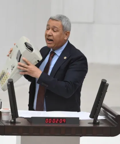 Milletvekili, kasayı alıp kürsüye çıktı, bütçeyi yerden yere vurdu