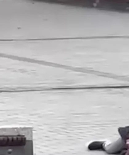 Silahla vurup dakikalarca başında bekledi