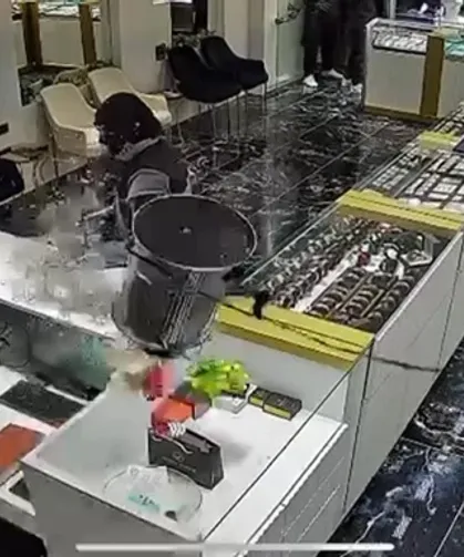 Kuyumcu soygunculara çay kazanı fırlattı! Konya'da film sahnelerini aratmayan soygun