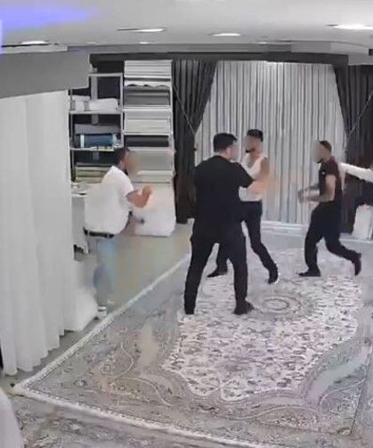 Sopa ve bıçakla kovaladıkları adam perde dükkanına dalınca ortalık karıştı; o anlar kamerada