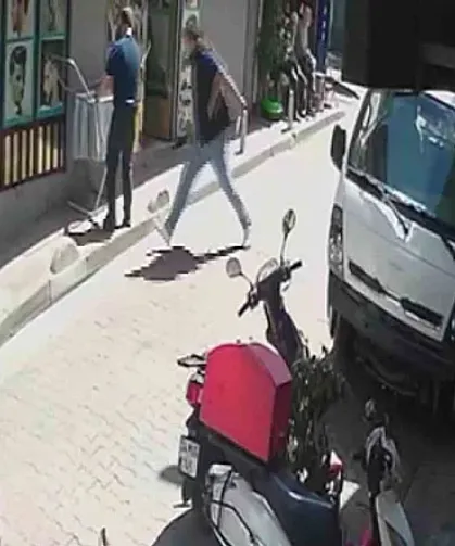 Tıraşını beğenmedi günler sonra berberini bıçakladı, o anlar kamerada