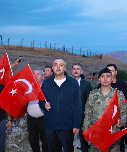 Dünyanın en büyük Türk bayrağında anlamlı 30 Ağustos Bayrağa Saygı Yürüyüşü