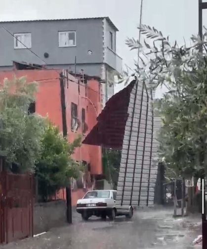 Adana'da Sağanak ve Fırtına Hayatı Olumsuz Etkiledi