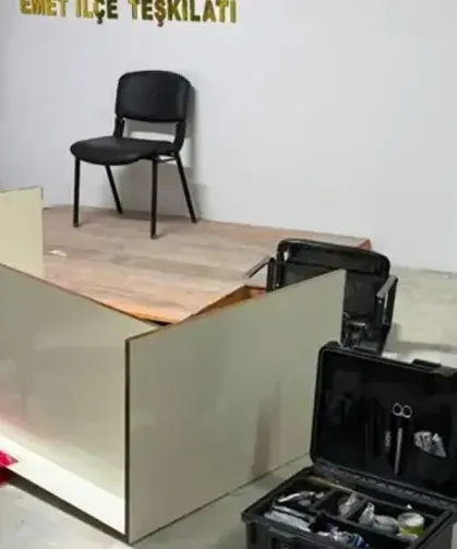 Emet’te AK Parti ilçe binasına saldırı: Kameralar inceleniyor