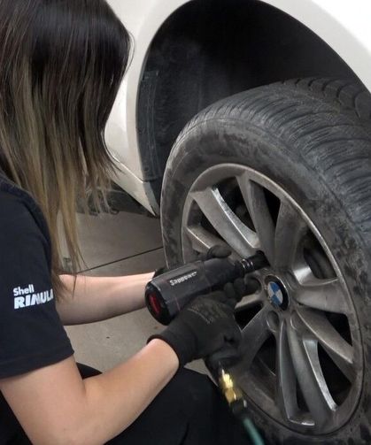 Bursa'da 19 Yaşındaki Azra Oto Tamirhanesinde Ezber Bozuyor