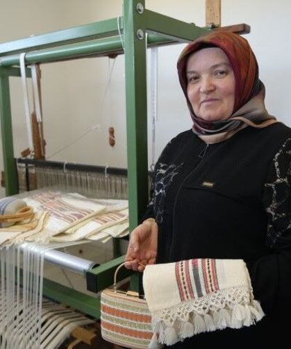 Ninelerini örnek alıp evinin odasını dokuma atölyesine çevirdi, şimdi taleplere yetişemiyor